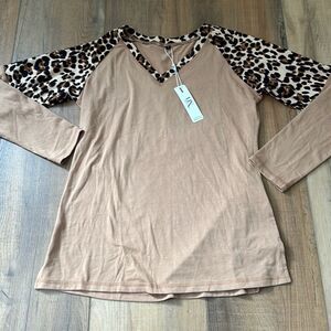 NWT Ultranice Tops Womens Small Brown Tan Leopard Sleeve Print Long Sleeve